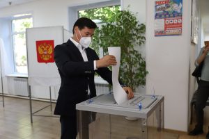 Глава Калмыкии Бату Хасиков принял участие в голосовании на выборах депутатов в Государственную Думу