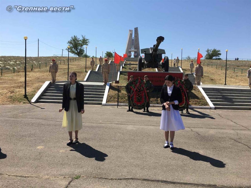 В Калмыкии на мемориальном комплексе воинам 28-й армии прошел торжественный митинг, посвященный 79-й годовщине Великой Победы