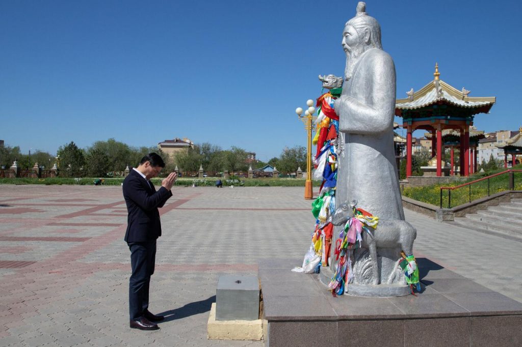 Бату Хасиков поздравил буддистов Калмыкии со священным месяцем Урс сар