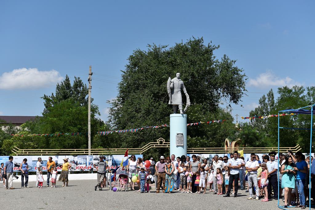 Погода в лагани. Лагань Калмыкия. Достопримечательности г Лагань. Лагань город в Калмыкии. Аллея героев Лагань.