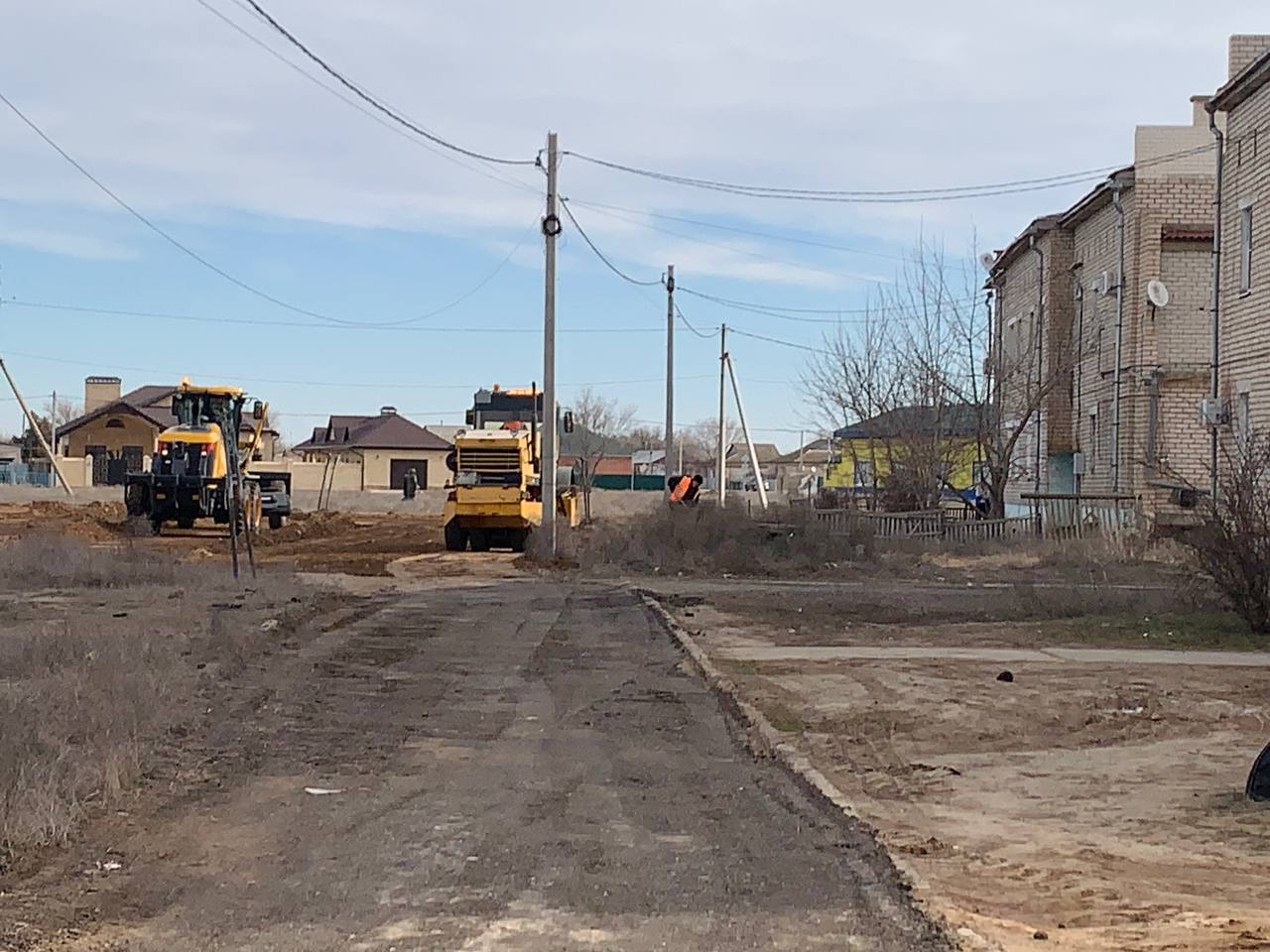 В Яшкуле благоустраивают подъездные дороги к многоквартирным домам -  Степные вести