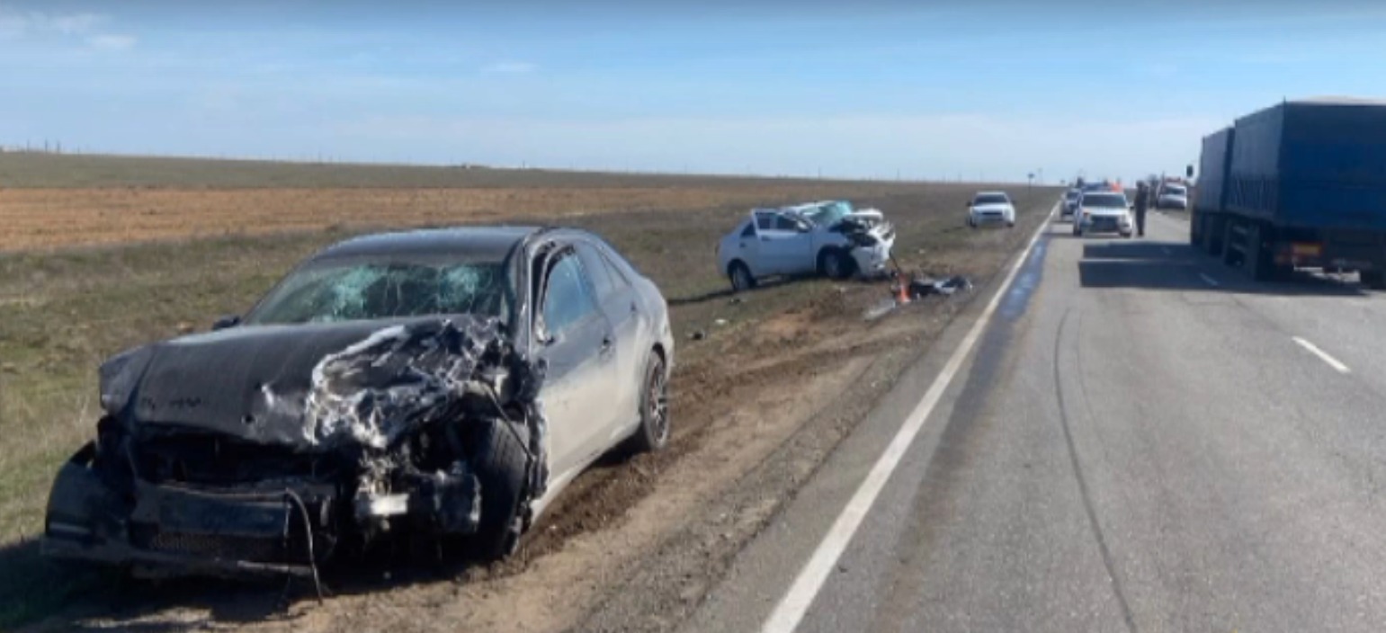 В Калмыкии в ДТП с участием 4 автомобилей 1 человек погиб, шестеро  пострадали - Степные вести