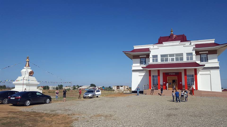 Погода в калмыкии село троицкое. Троицкий хурул. Хурул Калмыкия. Троицкое Калмыкия. Полиция Троицкое Калмыкия.