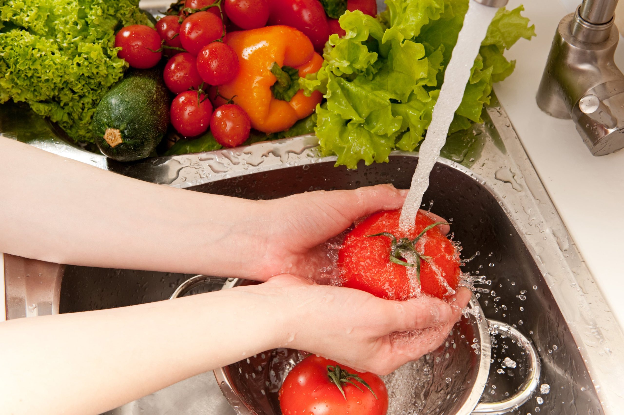 Отсутствие воды и пищи. Мытые овощи и фрукты. Мытье фруктов. Тщательное мытье овощей и фруктов. Мытье еды.