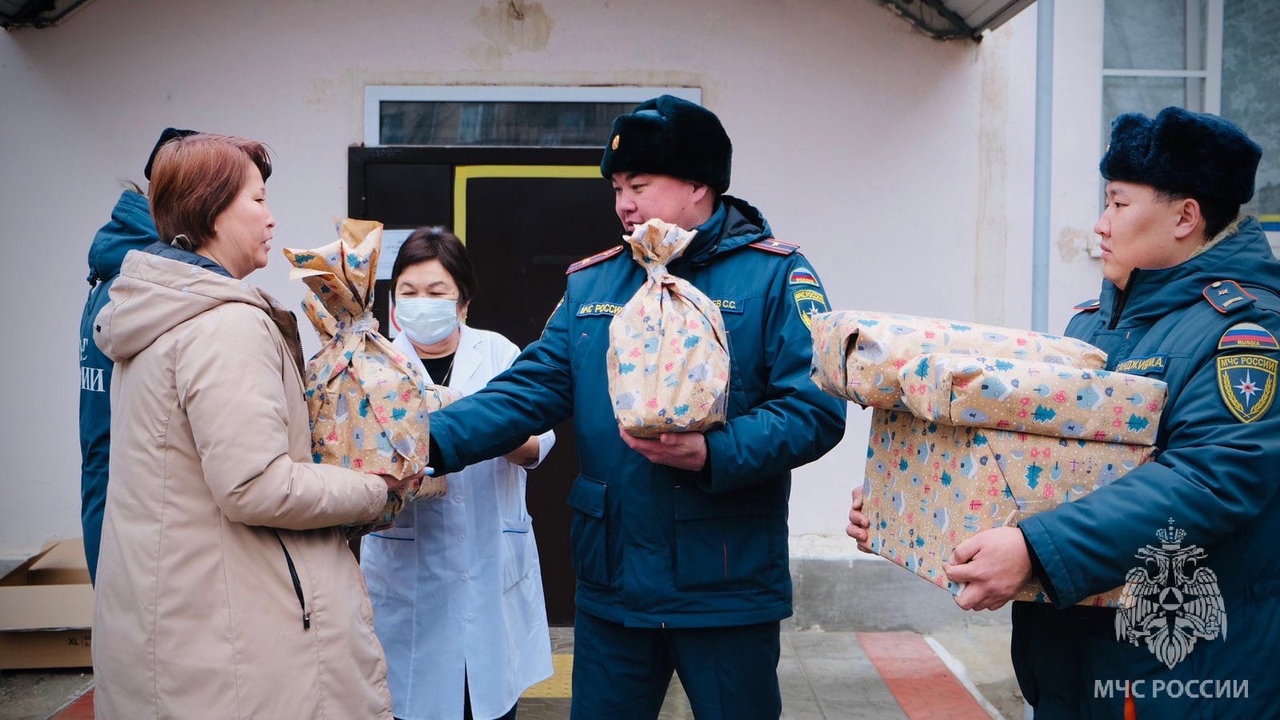 В Калмыкии сотрудники МЧС поздравили воспитанников Дома ребенка - Степные  вести