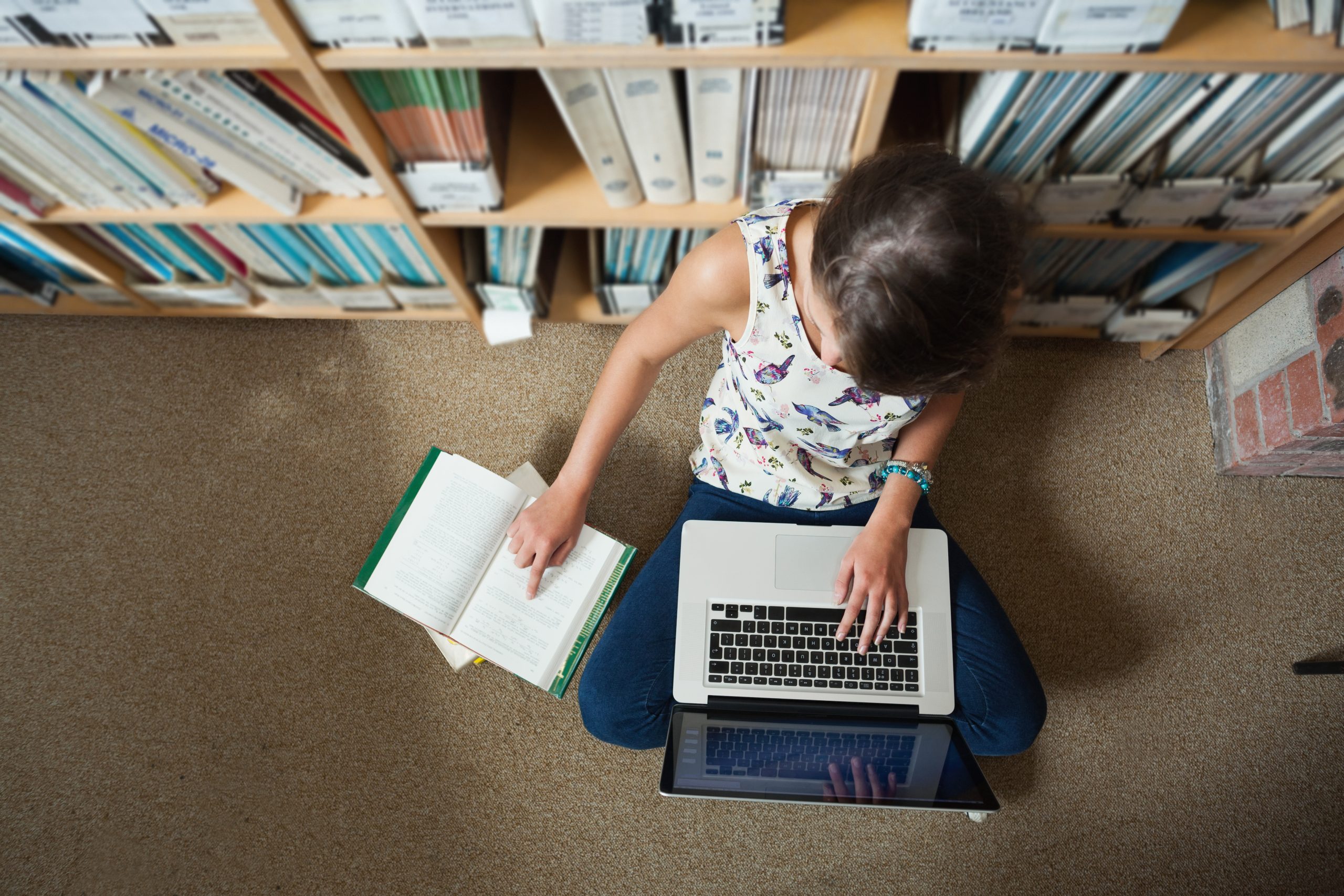 Computer reading. Ноутбук для учебы. Студент за книгами и компом. Чтение в интернете. Самообразование ребенка.