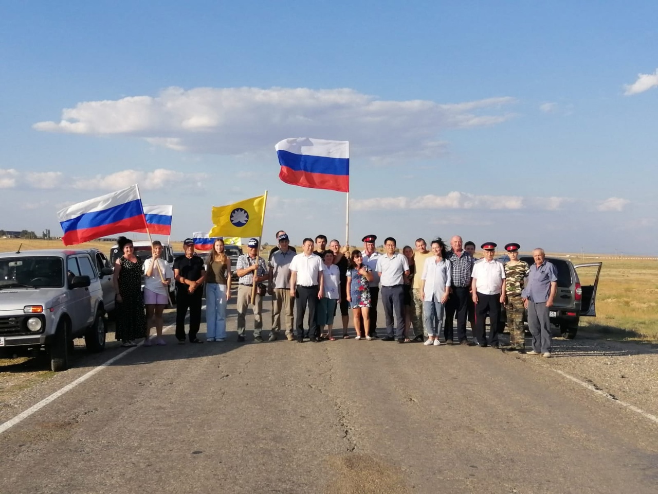 Автомобилисты Калмыкии проехались с флагами | 23.08.2022 | Новости Элисты -  БезФормата