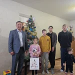 Глава Калмыкии передал  подарок участнице акции «Ёлка желаний» 