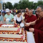 В день рождения далай-ламы в Элисте по традиции всех угостили тортом