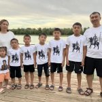 Семью из Калмыкии поздравили с вручением медали «Родительская слава»