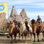 Элистинцы Очиргоряевы прибыли на избирательный участок на верблюдах
