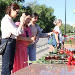 Жители Калмыкии несут цветы к стихийному мемориалу Героя России Нарана Очир-Горяева