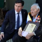 Глава Калмыкии вручил первую награду ветерану в честь приближающегося Дня Республики