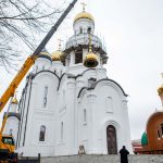 В столице Калмыкии освятили купольный крест строящегося собора