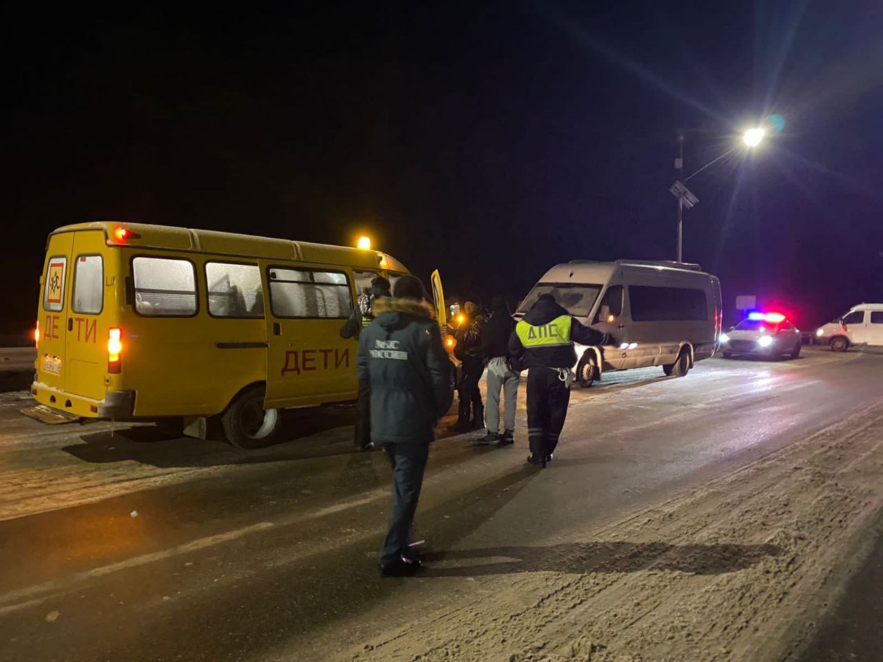 Общественный транспорт элиста. Пассажиры в автобусе. Автобус с пассажирами ночью. Авария в Сарпинском районе Калмыкия. Авария автобуса в Калмыкии.