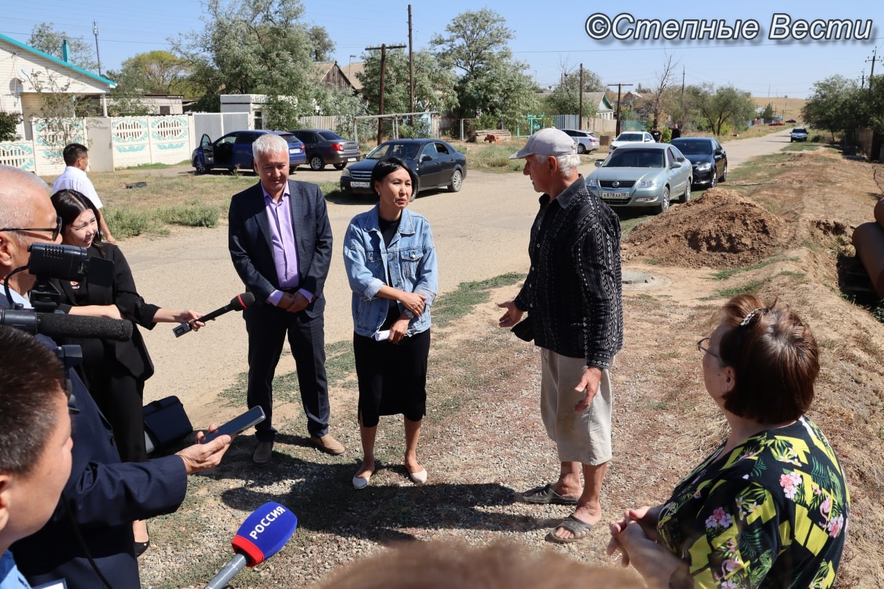 Республика калмыкия поселок погода. Жители Ведено посёлка. Вода в Калмыкии. Водоснабжение в Калмыкии. Калмыкия жители.