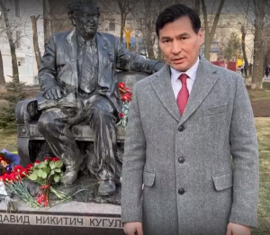 Столицу Калмыкии украсил памятник поэту