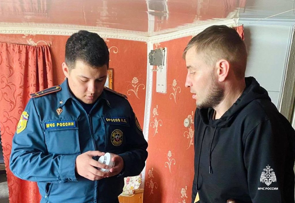 Спасатели Калмыкии устанавливают в домах пожарные извещатели