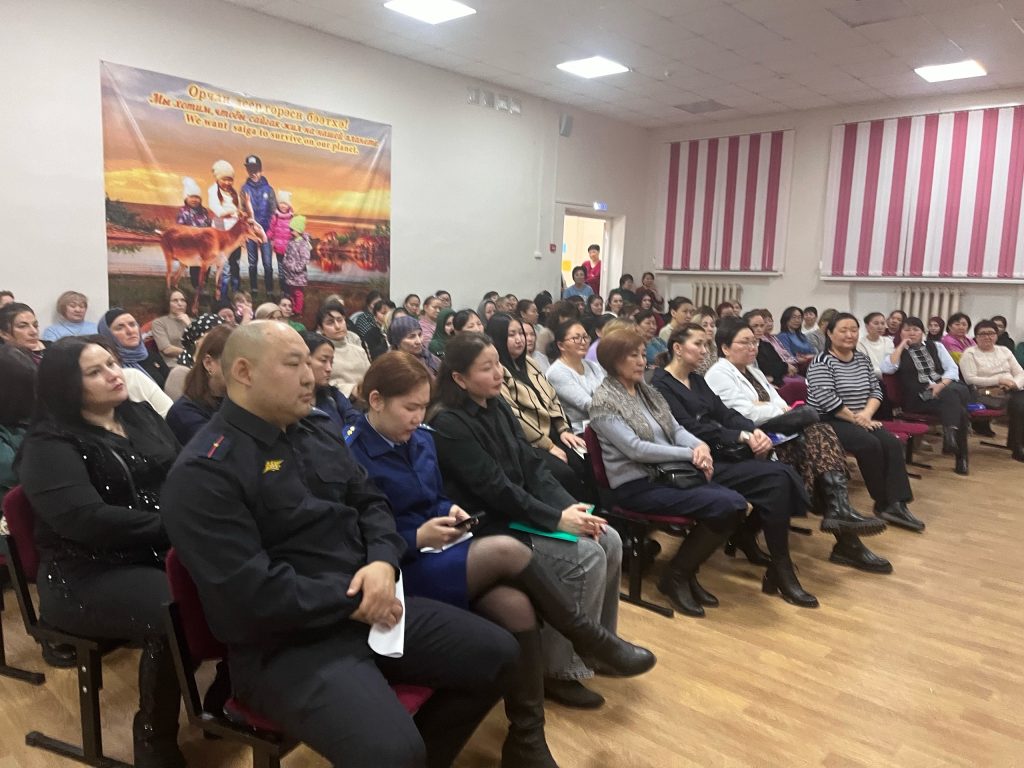 Одна из школ Калмыкии посвятила Году семьи родительский форум