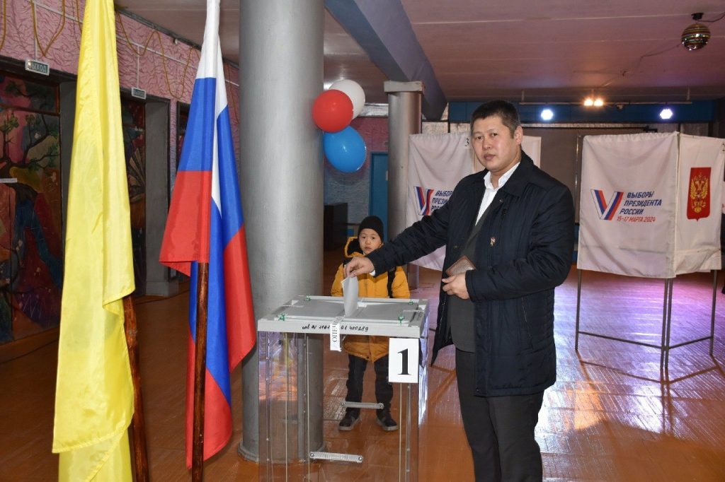 Глава района Калмыкии проголосовал на выборах Президента России 