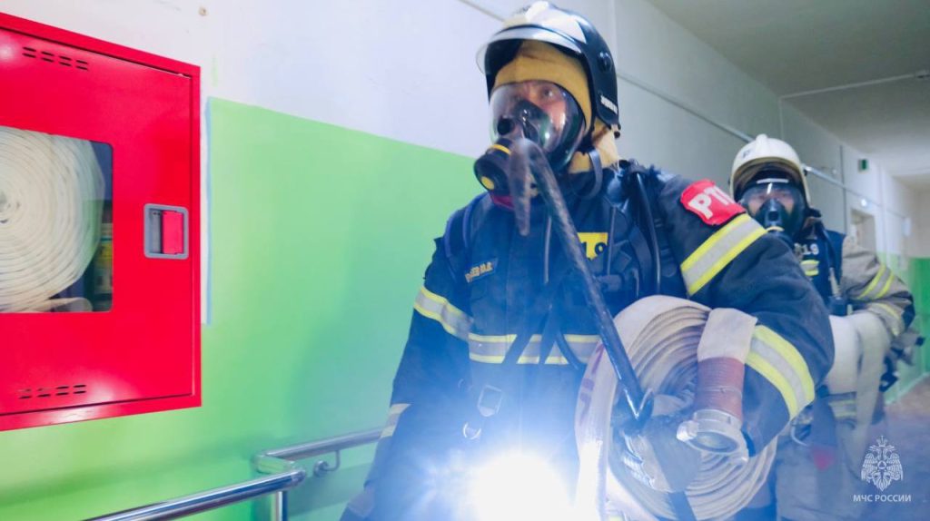 В Элисте спасатели ликвидировали условный пожар в доме-интернате