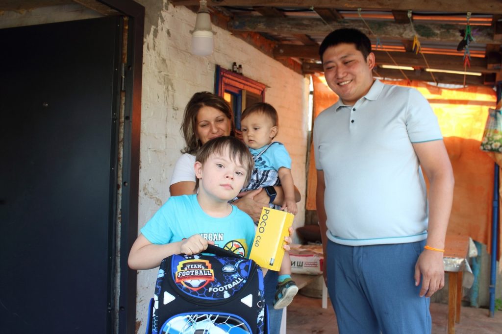 В Калмыкии единороссы помогают  собрать детей в школу