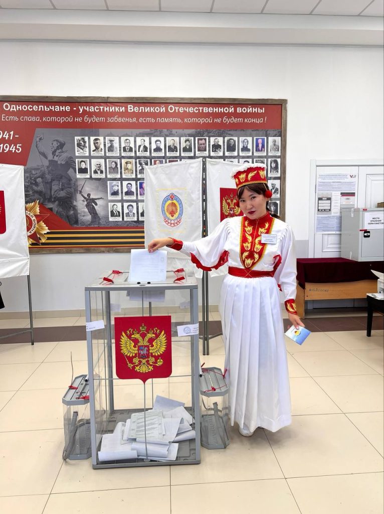 Жители Калмыкии приходят на избирательные участки в национальной одежде